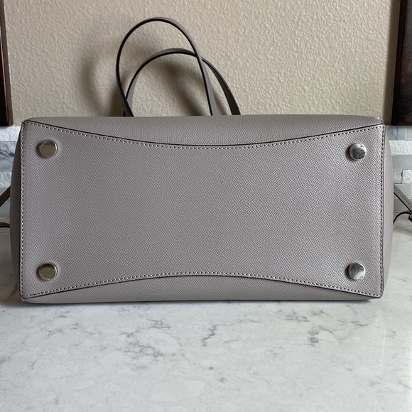 •Michael Kors• Large Voyager Tote Purse - Picture 13 of 16